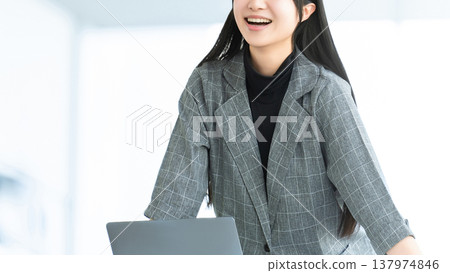 Women having a meeting / businesswomen 137974846