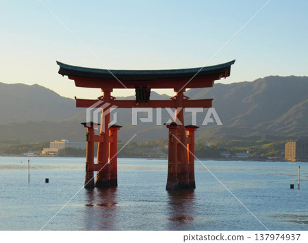 秋日黃昏時分,廣島嚴島神社水下鳥居的景象。 秋日黃昏時分,廣島嚴島神社水下鳥居的景象。 137974937