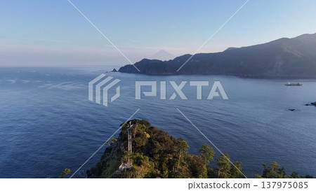 小金崎的黃褐色岩石島嶼（根部）。漂浮在蔚藍大海上的壯觀景色（空拍，西伊豆）。 137975085