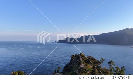 The yellowish-brown, strangely shaped rocks of Koganezaki. Horse Rock juts out into the blue sea (aerial view, West Izu). The yellowish-brown, strangely shaped rocks of Koganezaki. Horse Rock juts out into the blue sea (aerial view, West Izu). 137975086