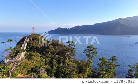 小金崎的黃褐色岩石和島嶼。映照在蔚藍大海的壯麗景色(空拍,西伊豆)。 小金崎的黃褐色岩石和島嶼。映照在蔚藍大海的壯麗景色(空拍,西伊豆)。 137975088