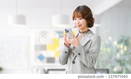 Women/businesswomen using smartphones 137975995
