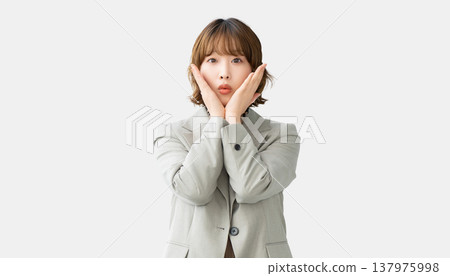 驚訝的女人/女商人 驚訝的女人/女商人 137975998