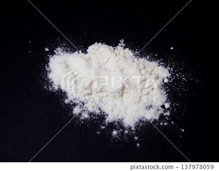 Zenithal photo.White flour pile on a black background. 137978059