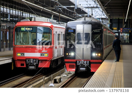 名鐵列車停靠在常滑市中部國際機場站的月台上。 137978138