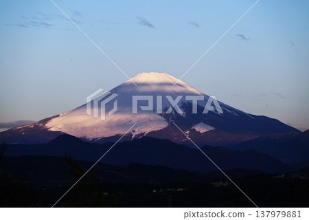 早春的富士山-日本的旅遊景點 早春的富士山-日本的旅遊景點 137979881