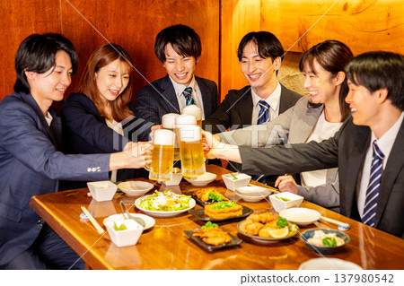 一個人在酒吧里敬酒 137980542