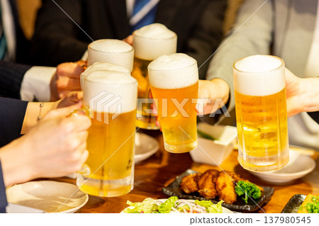 一個人在酒吧里敬酒 137980545