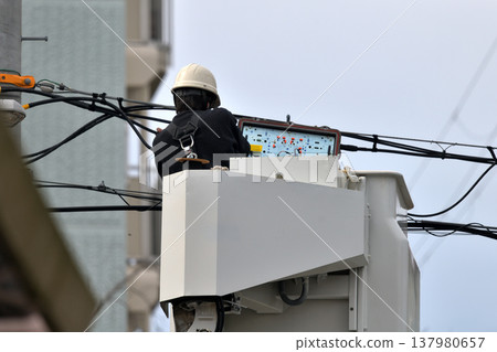 電信建設工程：通訊電纜維護工作場景。 137980657