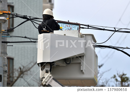 電信建設工程:通訊電纜維護工作場景。 電信建設工程:通訊電纜維護工作場景。 137980658
