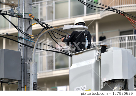 電信建設工程:通訊電纜維護工作場景。 電信建設工程:通訊電纜維護工作場景。 137980659