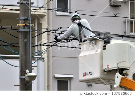 電信建設工程:通訊電纜維護工作場景。 電信建設工程:通訊電纜維護工作場景。 137980663