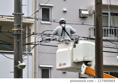 電信建設工程:通訊電纜維護工作場景。 電信建設工程:通訊電纜維護工作場景。 137980664