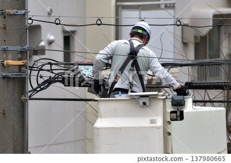 電信建設工程:通訊電纜維護工作場景。 電信建設工程:通訊電纜維護工作場景。 137980665