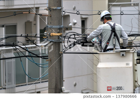 電信建設工程:通訊電纜維護工作場景。 電信建設工程:通訊電纜維護工作場景。 137980666