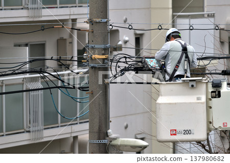 電信建設工程:通訊電纜維護工作場景。 電信建設工程:通訊電纜維護工作場景。 137980682