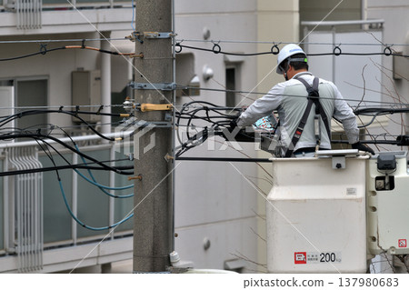 電信建設工程:通訊電纜維護工作場景。 電信建設工程:通訊電纜維護工作場景。 137980683