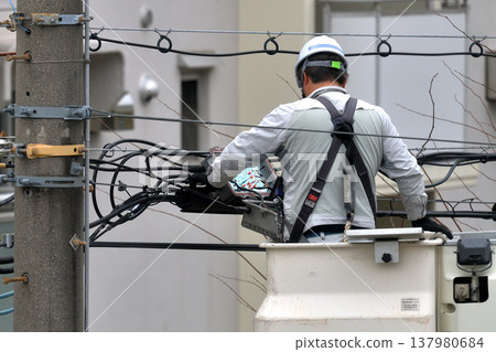 電信建設工程:通訊電纜維護工作場景。 電信建設工程:通訊電纜維護工作場景。 137980684