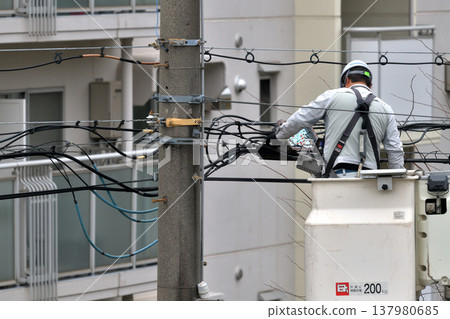 電信建設工程：通訊電纜維護工作場景。 137980685