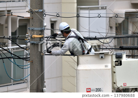 電信建設工程：通訊電纜維護工作場景。 137980688