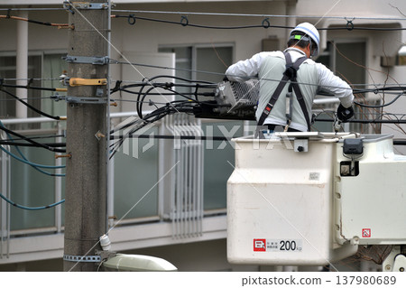 電信建設工程:通訊電纜維護工作場景。 電信建設工程:通訊電纜維護工作場景。 137980689