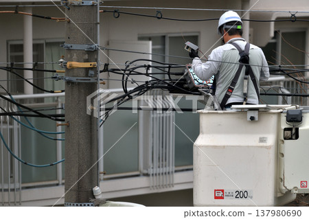 電信建設工程：通訊電纜維護工作場景。 137980690