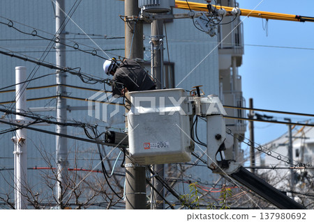 電信建設工程：通訊電纜維護工作場景。 137980692