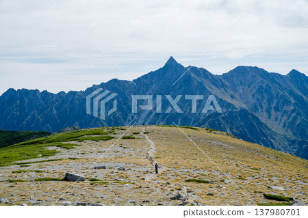 【北阿爾卑斯山脈】從雙六嶽山頂眺望槍岳 【北阿爾卑斯山脈】從雙六嶽山頂眺望槍岳 137980701