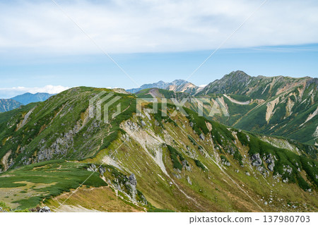 【北阿爾卑斯山脈】從雙六嶽山頂眺望鷲羽岳 【北阿爾卑斯山脈】從雙六嶽山頂眺望鷲羽岳 137980703