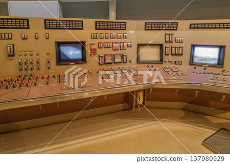 核電廠中央控制室內的控制台 137980929