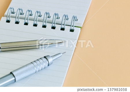 文具:鋼筆和記事本 文具:鋼筆和記事本 137981038