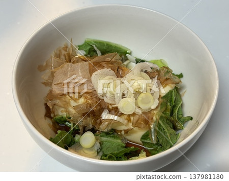 Tofu, bonito flakes, and green onions 137981180
