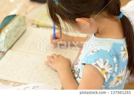 Elementary school students in after-school care / Study image Elementary school students in after-school care / Study image 137981283