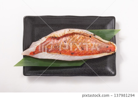 (From Chiba Prefecture) Seared Goldeneye Snapper, for Sashimi 137981294