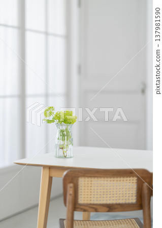 Vase placed on the table Life with flowers Vase placed on the table Life with flowers 137981590