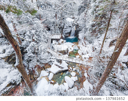 Yumori Valley (winter): Ryujin Falls 137981652