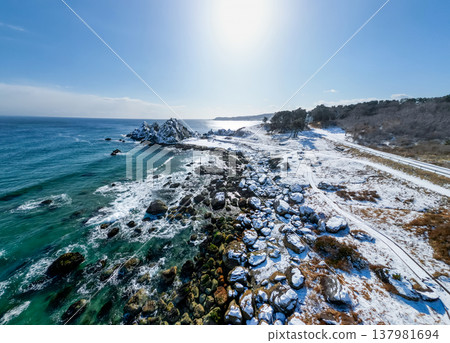 青森縣中須賀和種佐海岸的雪景，八戶市 137981694