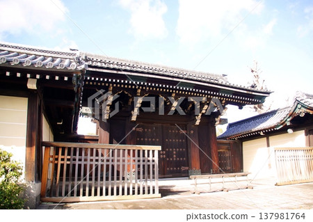 Kyoto Prefecture, Higashi Honganji Temple, Entrance Gate, Tokiwa-cho, Shimogyo-ku, Kyoto City, February 2022 Kyoto Prefecture, Higashi Honganji Temple, Entrance Gate, Tokiwa-cho, Shimogyo-ku, Kyoto City, February 2022 137981764