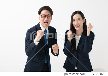 做膽量姿勢的企業人 137981823