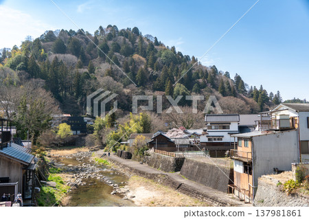 從橋上眺望流經阿蘇克鎮的河流。 137981861