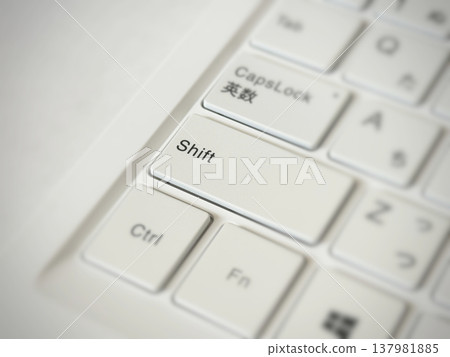 鍵盤上的Shift鍵 137981885