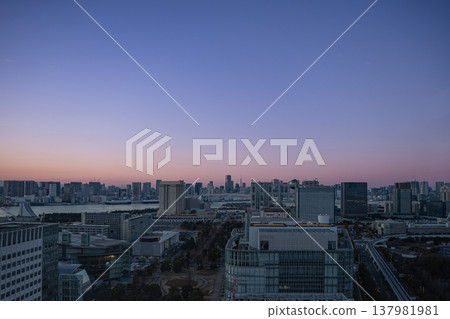 黃昏時的東京灣區和天空的漸層色彩（江東區電信中心） 137981981