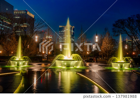 Night view of Wadakura Fountain Park and its illuminated fountain (Marunouchi, Tokyo) Night view of Wadakura Fountain Park and its illuminated fountain (Marunouchi, Tokyo) 137981988