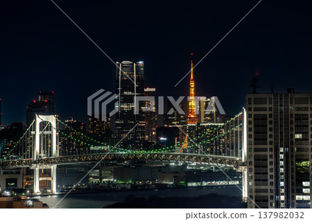 東京灣、東京鐵塔和彩虹橋的夜景 137982032
