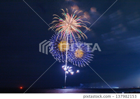 著色夏夜天空的煙花 著色夏夜天空的煙花 137982153
