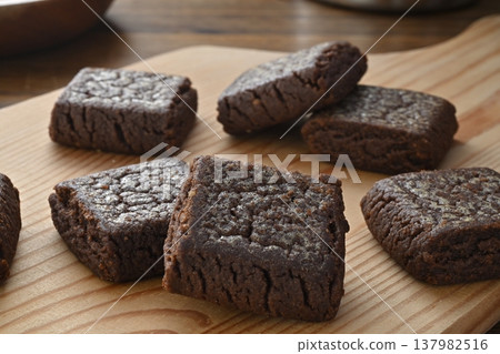 黑色的、緩慢融化的奶油 137982516