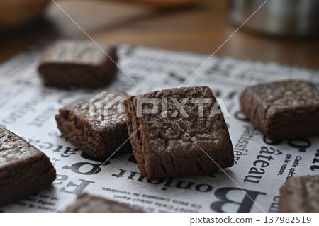 Black, slowly melting butter Black, slowly melting butter 137982519