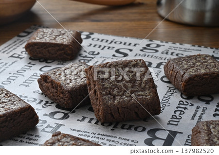 Black, slowly melting butter 137982520