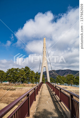 Shirasagi Bridge, located in Makino-cho, Nagahama City, Shiga Prefecture, spans the mouth of the Chinai River, which flows into Lake Biwa. Shirasagi Bridge, located in Makino-cho, Nagahama City, Shiga Prefecture, spans the mouth of the Chinai River, which flows into Lake Biwa. 137982609