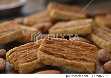 Home Pie Almond Cookies 137982763